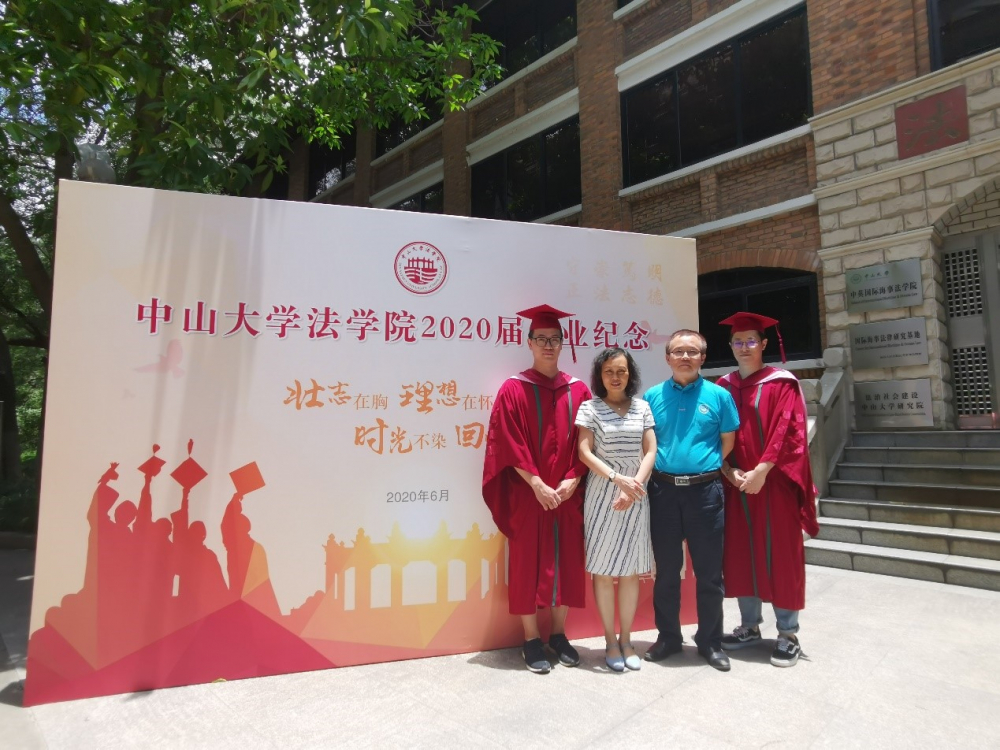 李明章书记、黄瑶院长与毕业生合影留念