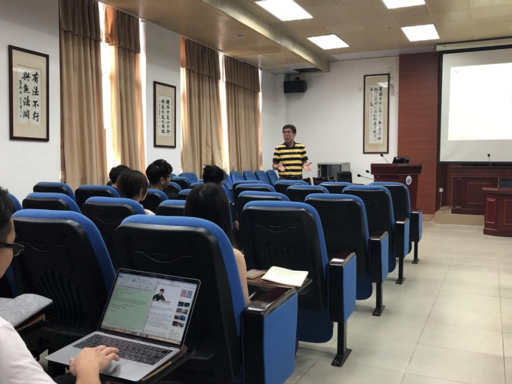 学校组织部专职组织员万海峰老师给支委进行培训