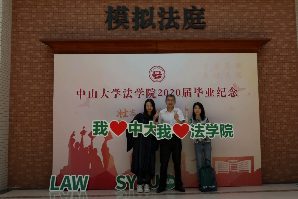 张亮副院长与毕业生合影留念