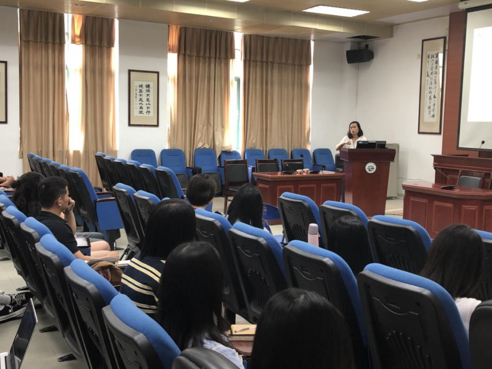 学院党委副书记何慈欣总结发言